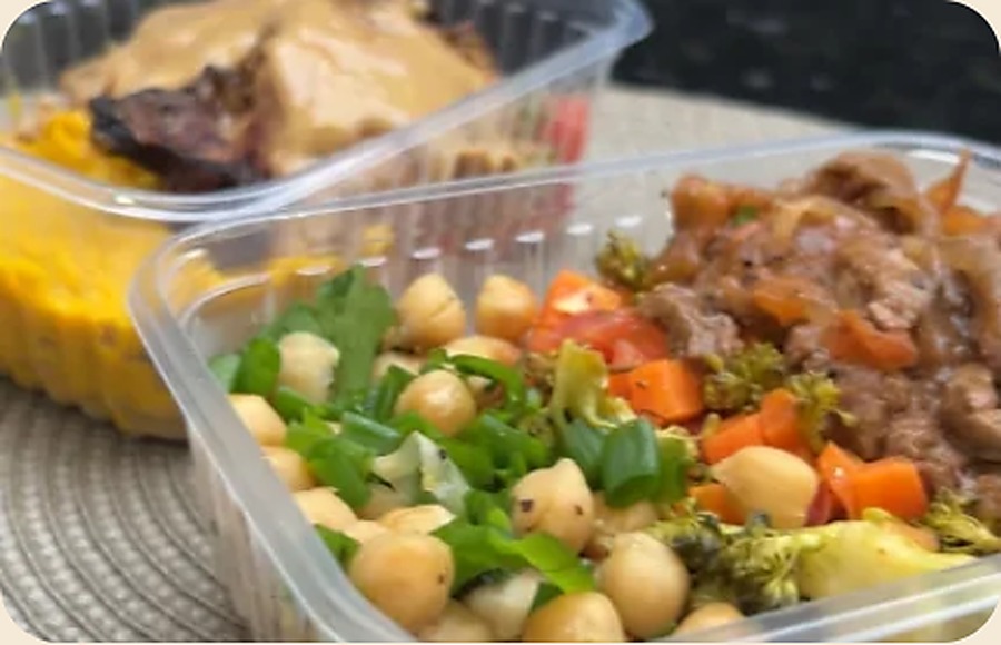 Marmita tradicional fit da Nutrir Sabor com carne e acompanhamentos